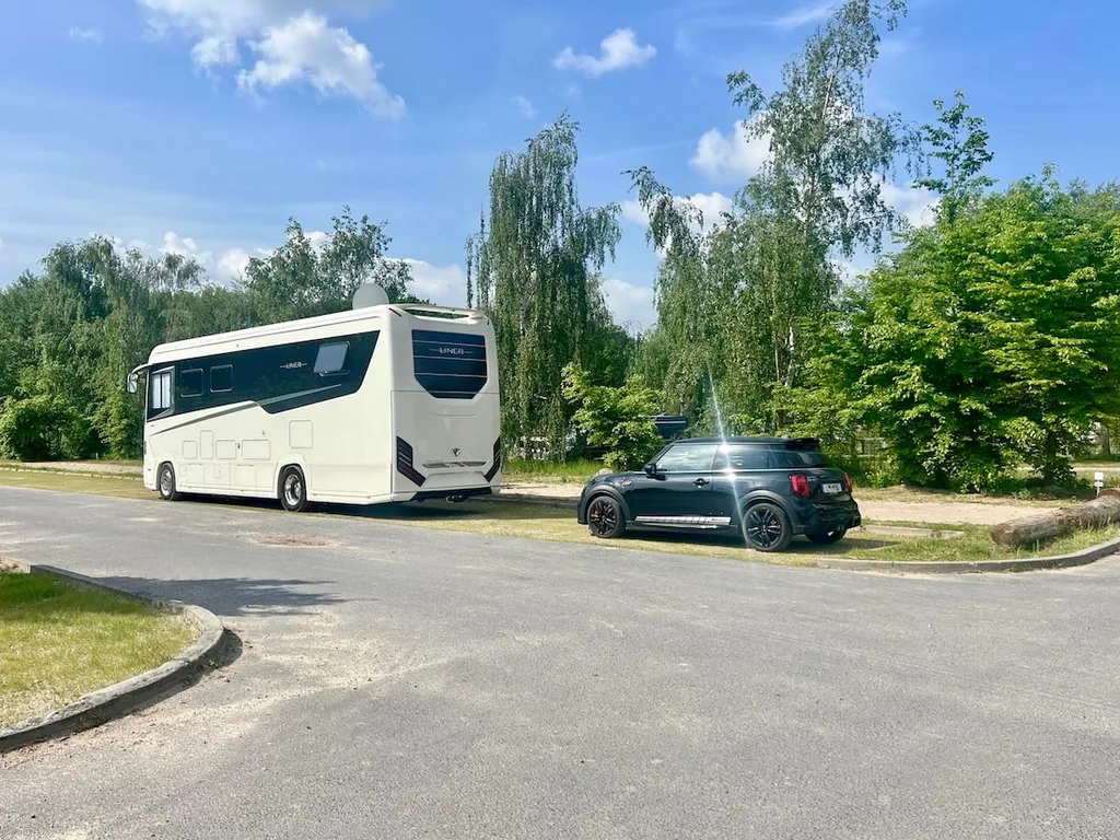 große Wohnmobile / als Doppelplatz buchbar